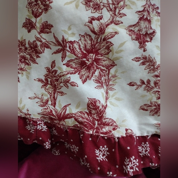 Country Living Fabric Round tablecloth Red Rose ruffled trim 60 in - Picture 2 of 4